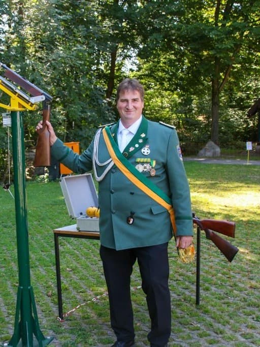 Schützenkönig 2026: Matthias Mertens am Anschussbock beim Vogelschießen