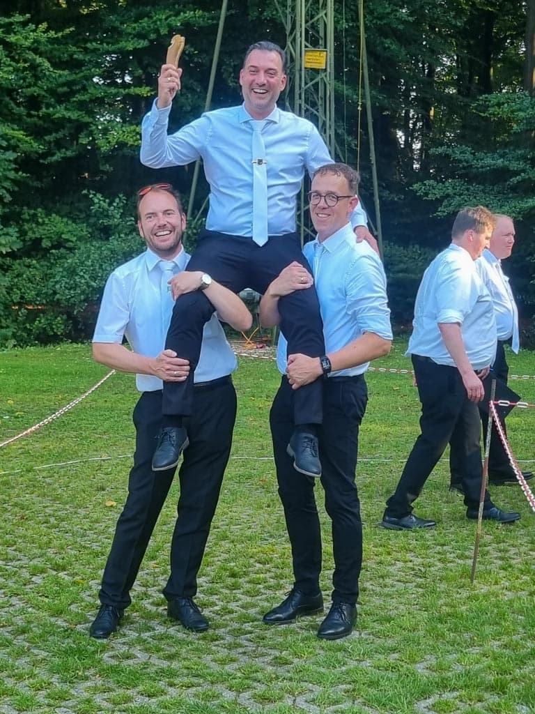 Zepterprinz Gilbert Jüttner auf Schultern getragen