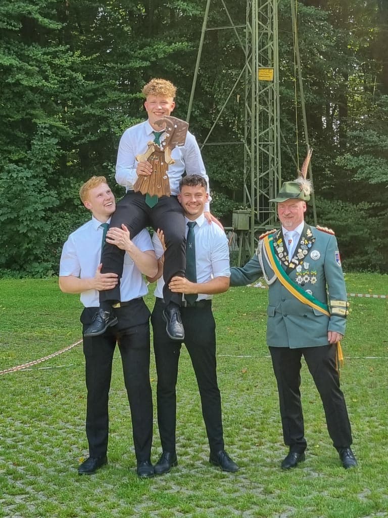 Jungschützenkönig Marvin Nickisch auf Schultern getragen