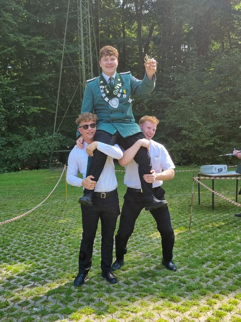 Kronprinz der Jungschützen Timon Nickisch auf Schultern getragen