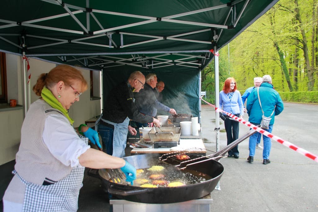 Großer Andrang auf die Reibekuchen
